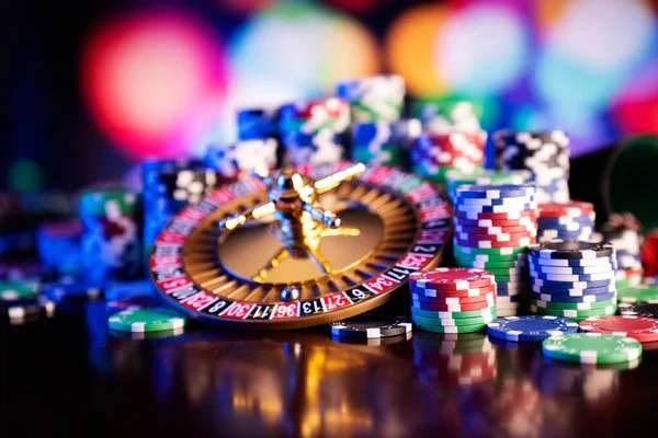 Live blackjack dealing and betting interface on mobile phone